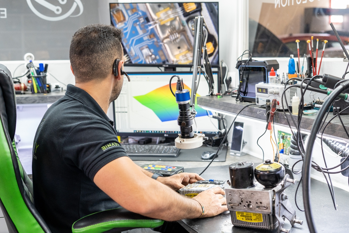 regulador tensión ecu coche